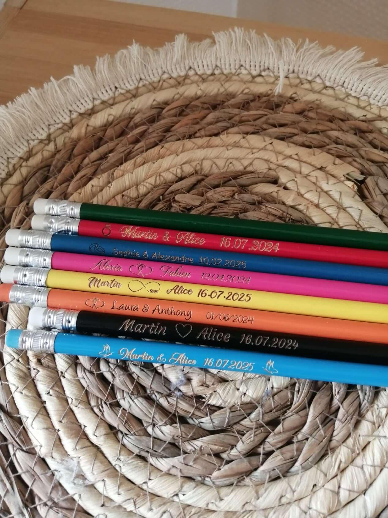Crayons personnalisés en bois gravé - Couleurs au choix - Atelier Eli'magine