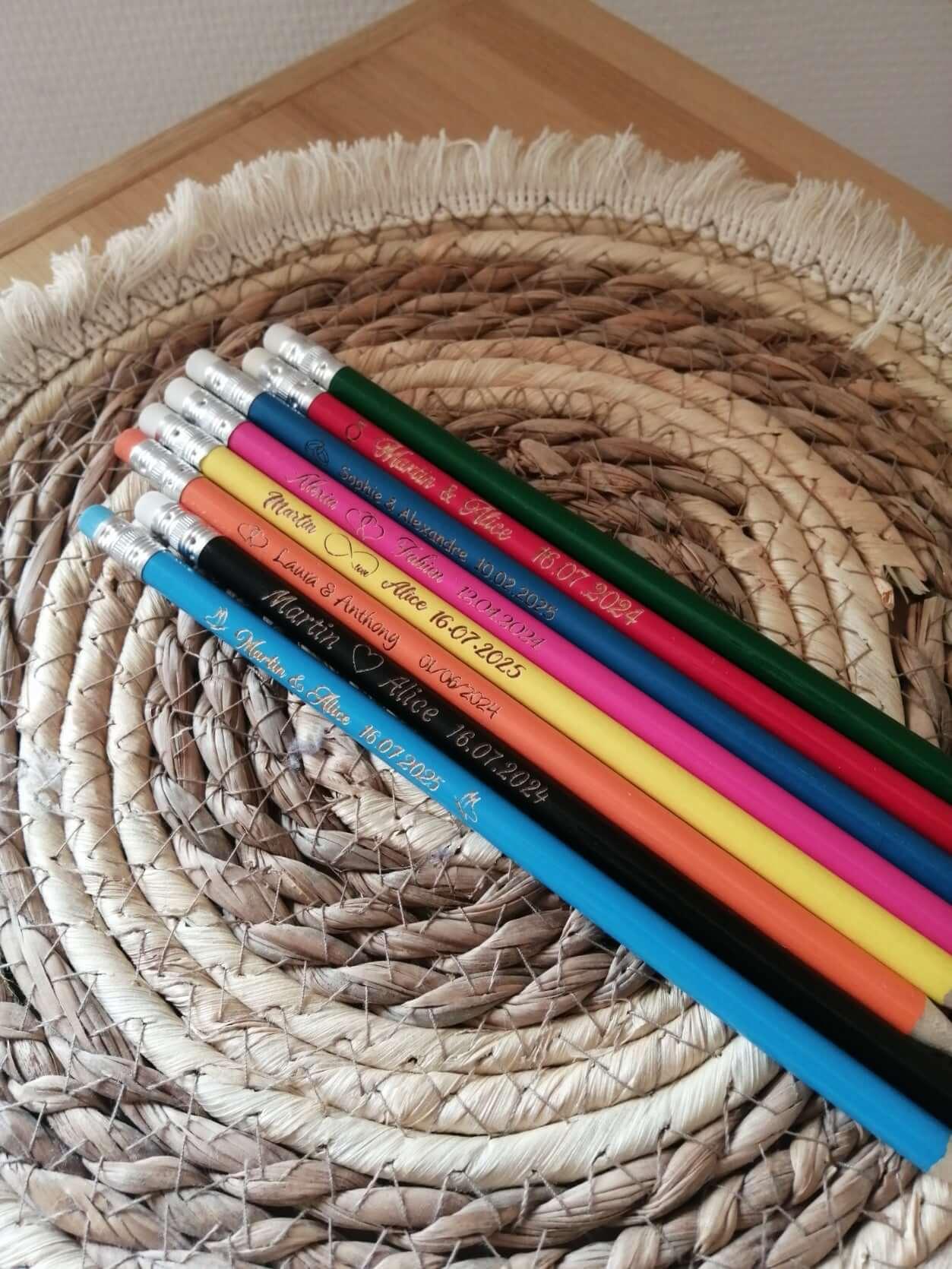 Crayons personnalisés en bois gravé - Couleurs au choix - Atelier Eli'magine