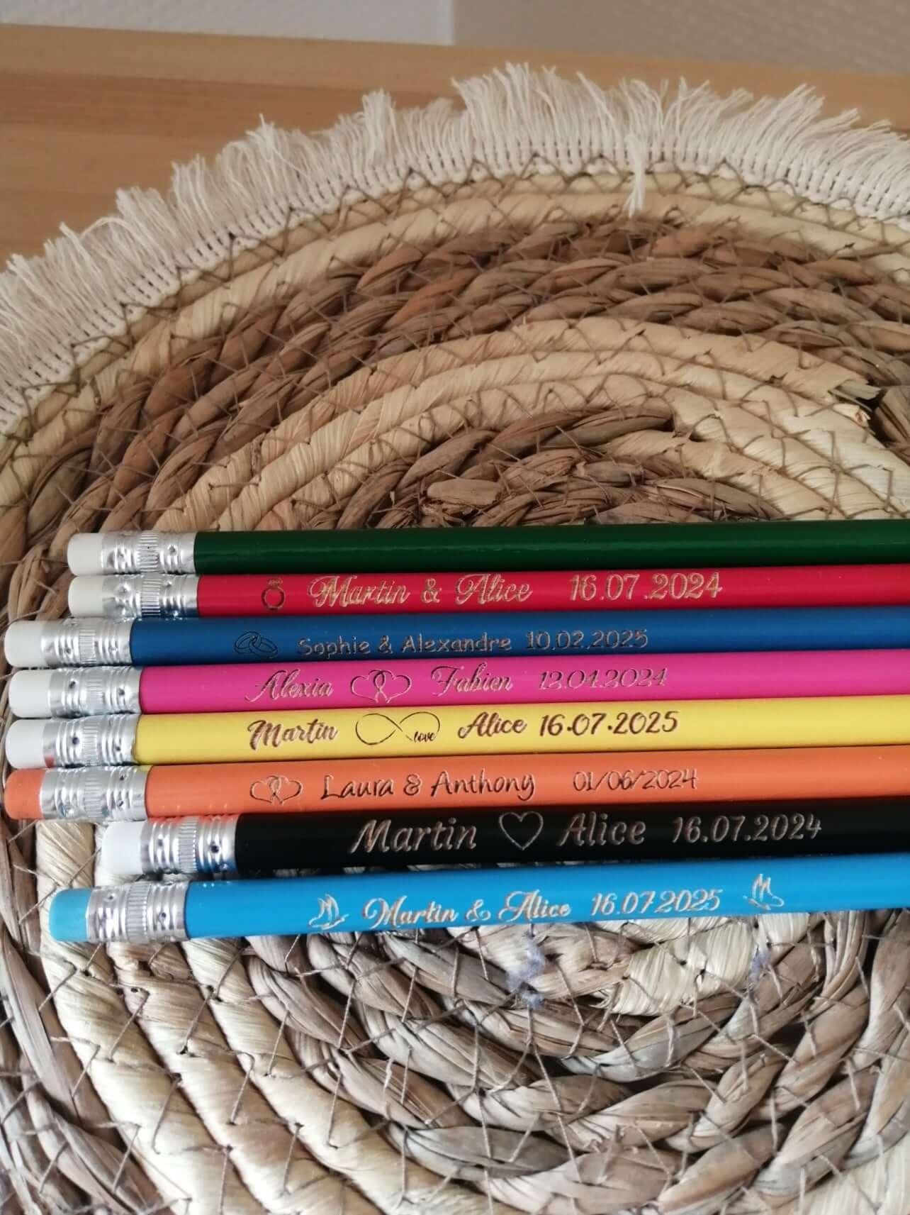 Crayons personnalisés en bois gravé - Couleurs au choix - Atelier Eli'magine