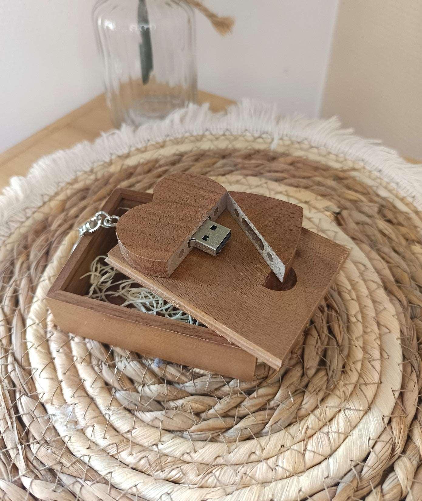 Coffret clé USB de 32Go en bois de Noyer, Coeur - Atelier Eli'magine