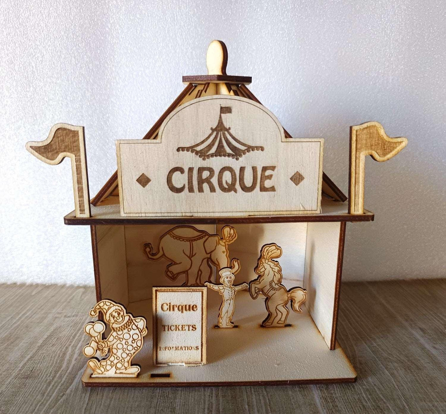 Grande Maison en bois style «Cirque » pour village de noël - Atelier Eli'magine