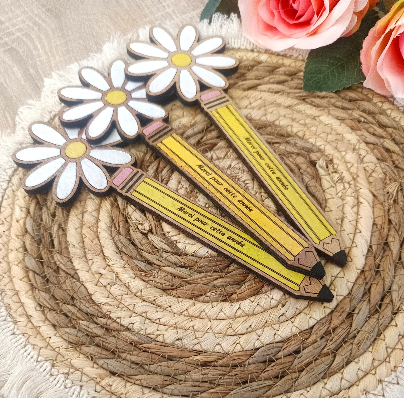 Crayon en Bois maîtresse, cadeau maîtresse, cadeau, maître, nounou, atsem, Fleur en bois gravée personnalisé, Cadeau de fin d'année scolaire