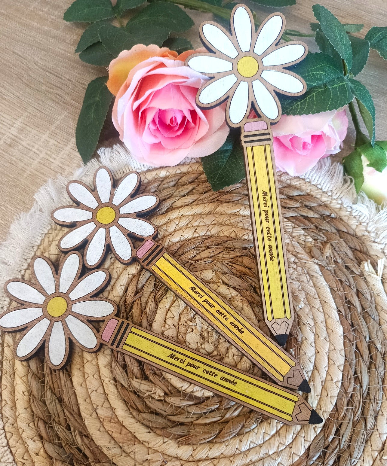 Crayon en Bois maîtresse, cadeau maîtresse, cadeau, maître, nounou, atsem, Fleur en bois gravée personnalisé, Cadeau de fin d'année scolaire