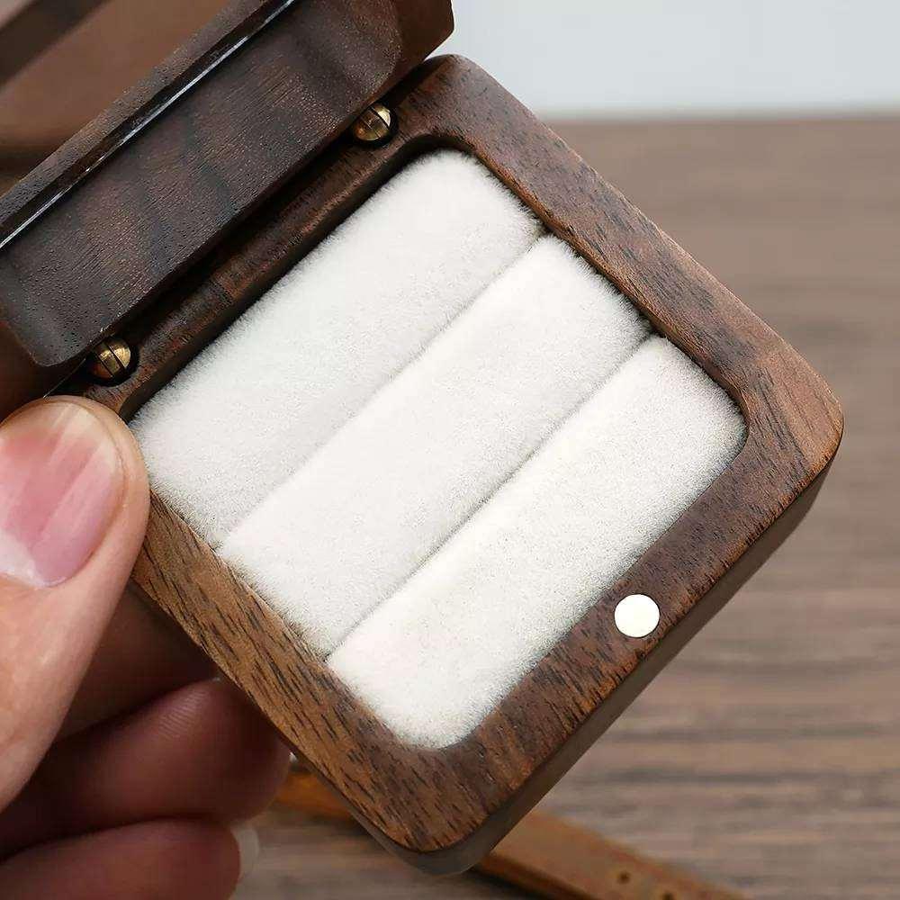 Boîte alliance personnaliser en bois de Noyer carré intérieur velour - Atelier Eli'magine