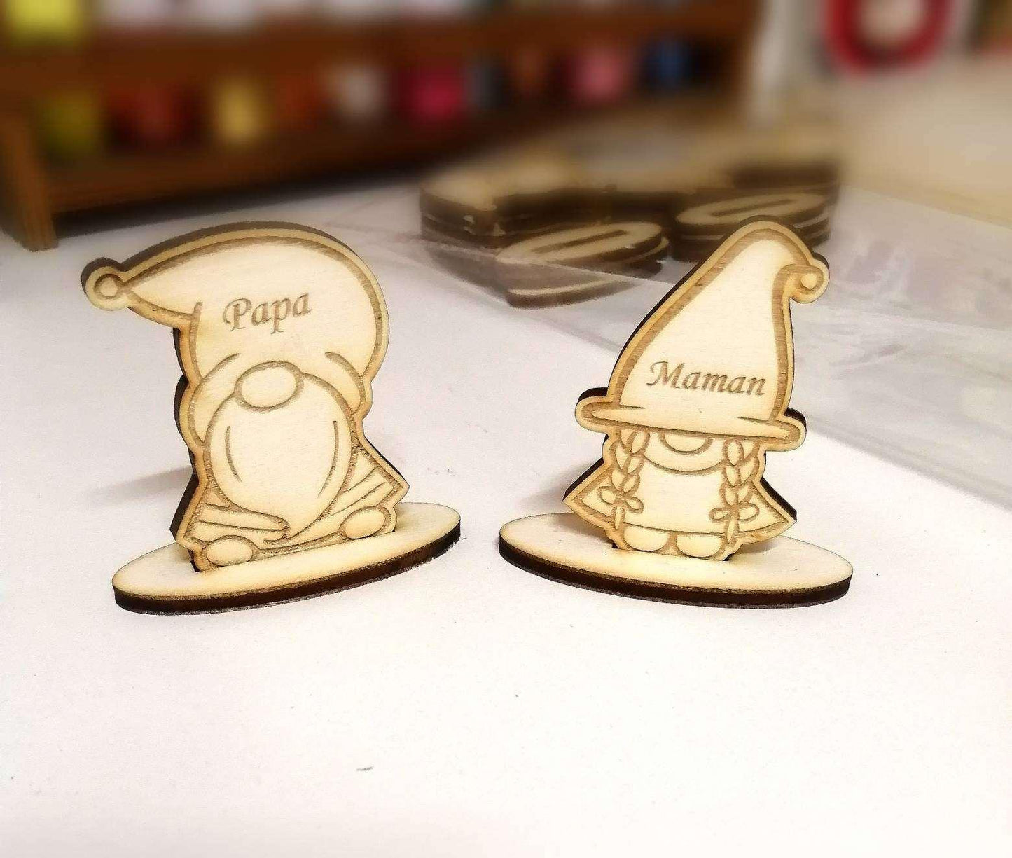 Marque place en bois prénom invité, forme Gnome - Atelier Eli'magine