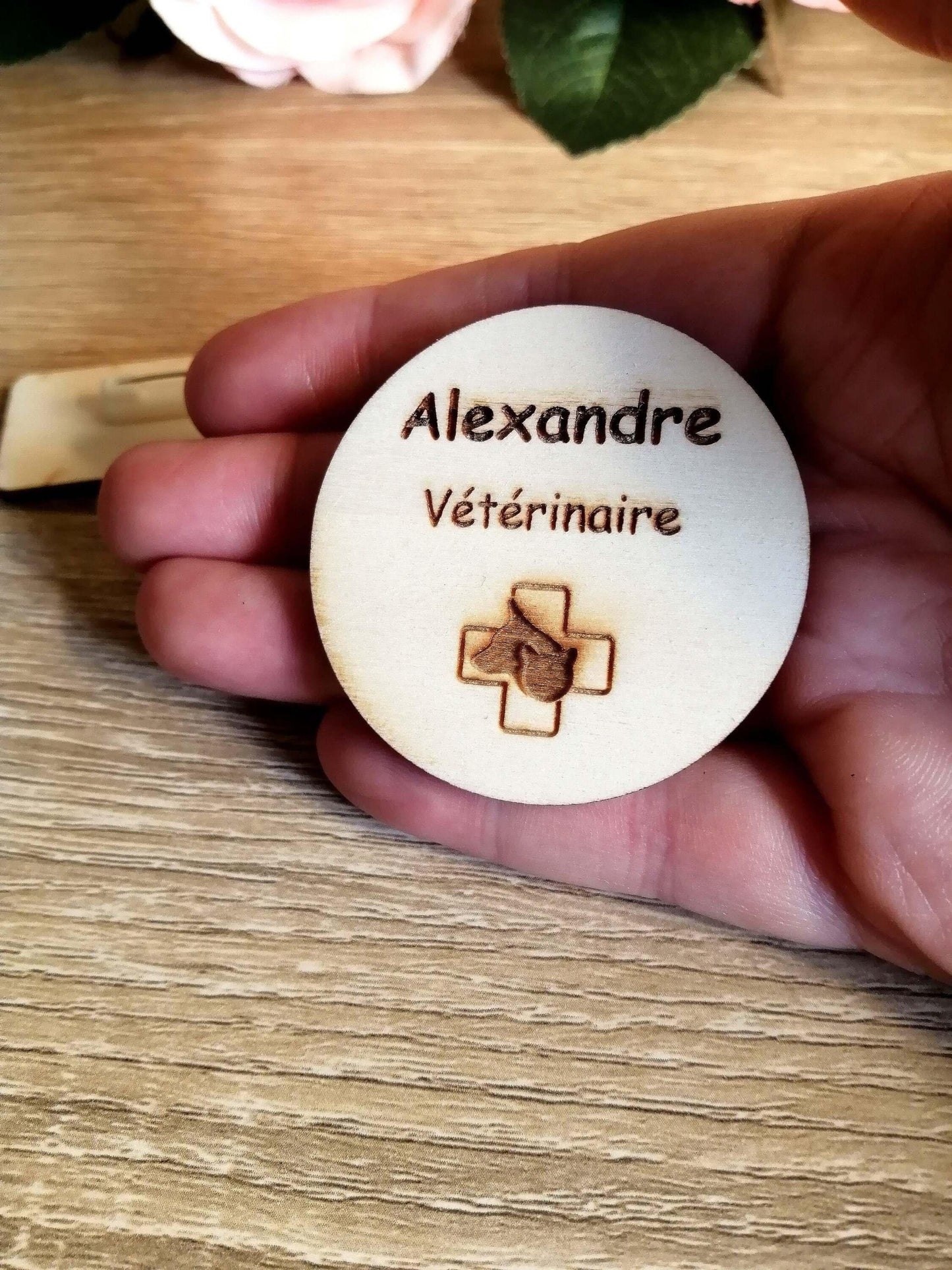 Badge métier personnalisé en bois, - Atelier Eli'magine