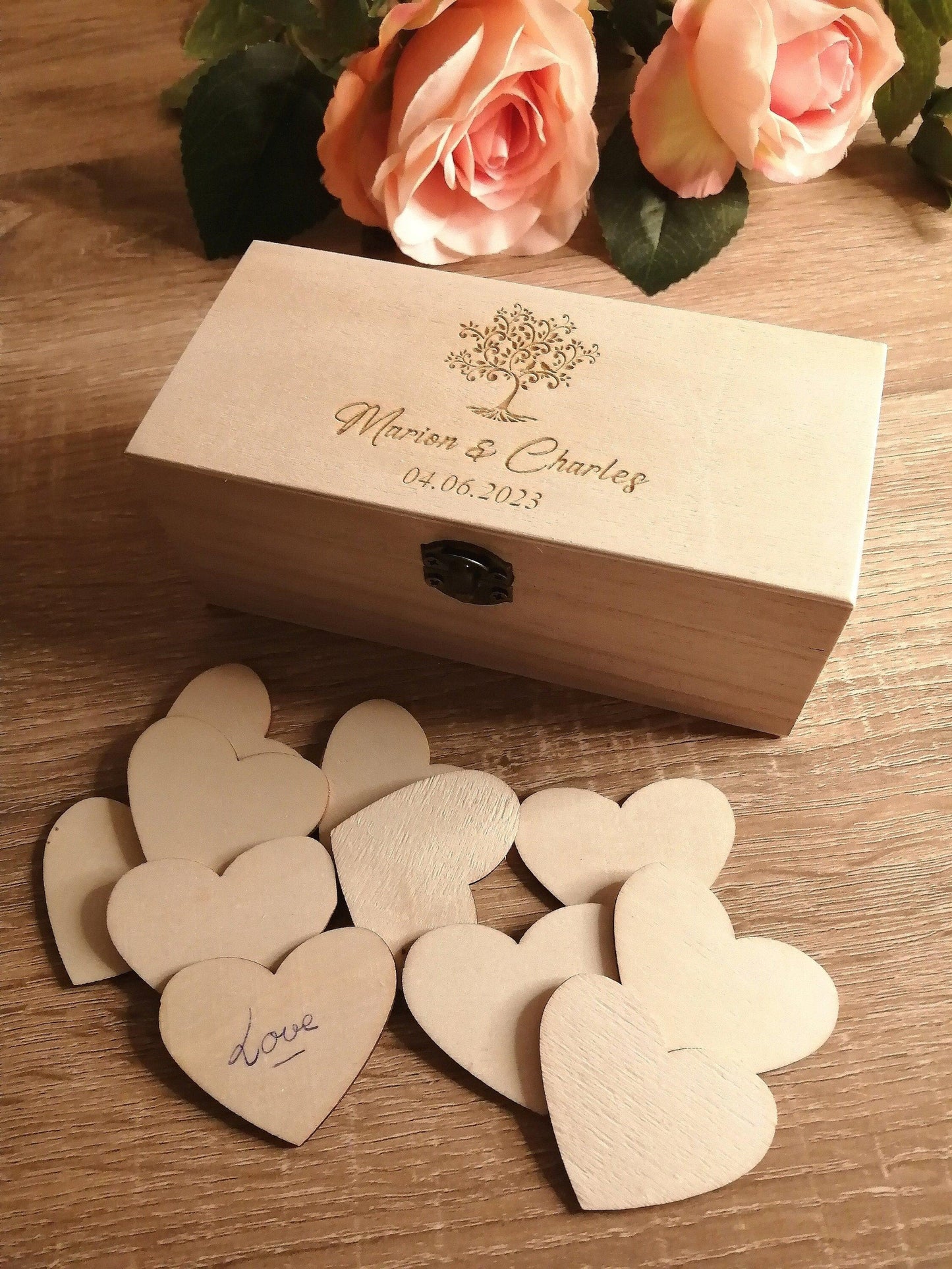 Livre d'or à personnaliser avec cœurs en bois - Atelier Eli'magine