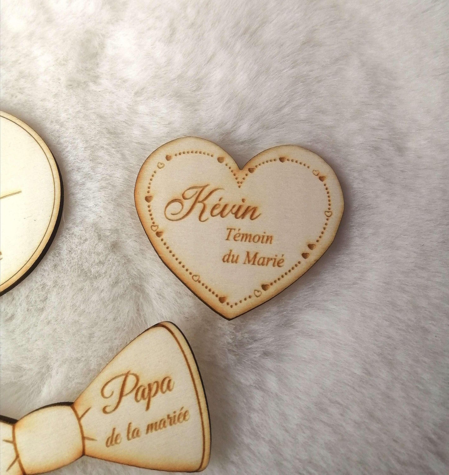 Badge mariage en bois personnalisé - Atelier Eli'magine