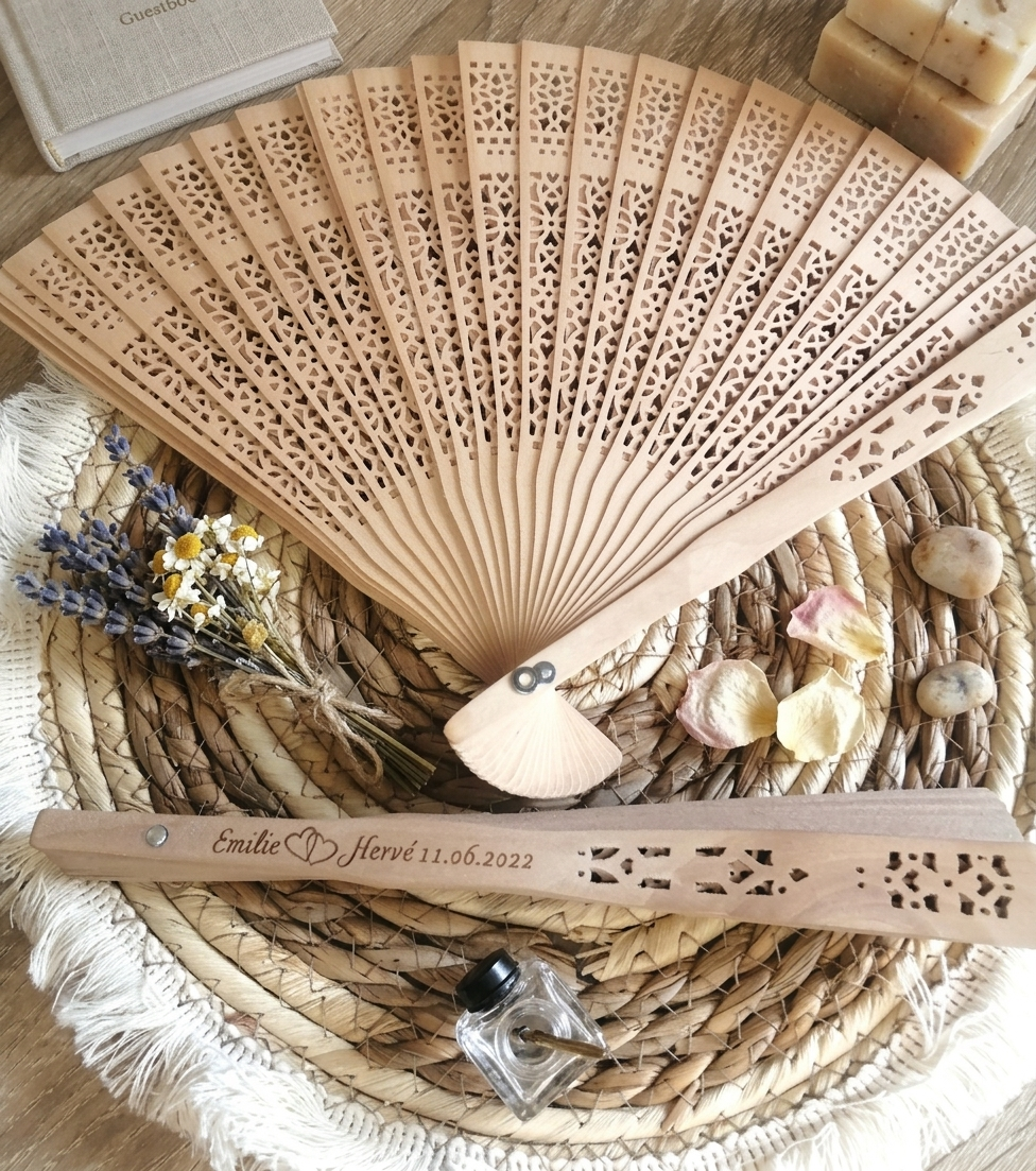 Eventail en bois personnalisé avec sac organza - cadeau mariage