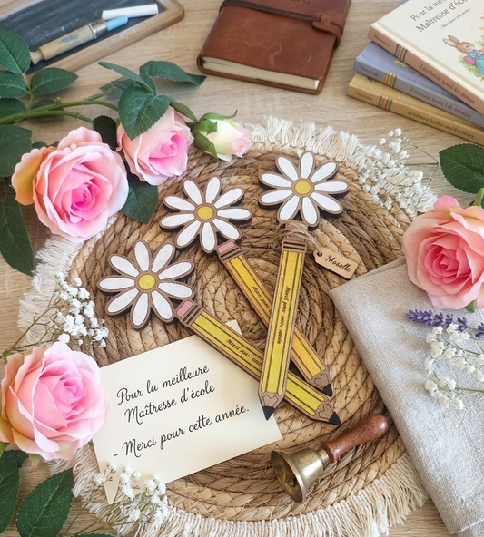 Crayon Fleur Personnalisé en Bois - Cadeau Maîtresse, ATSEM, Nounou - Gravure Prénoms