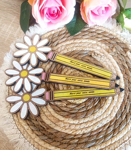 Crayon en Bois maîtresse, cadeau maîtresse, cadeau, maître, nounou, atsem, Fleur en bois gravée personnalisé, Cadeau de fin d'année scolaire