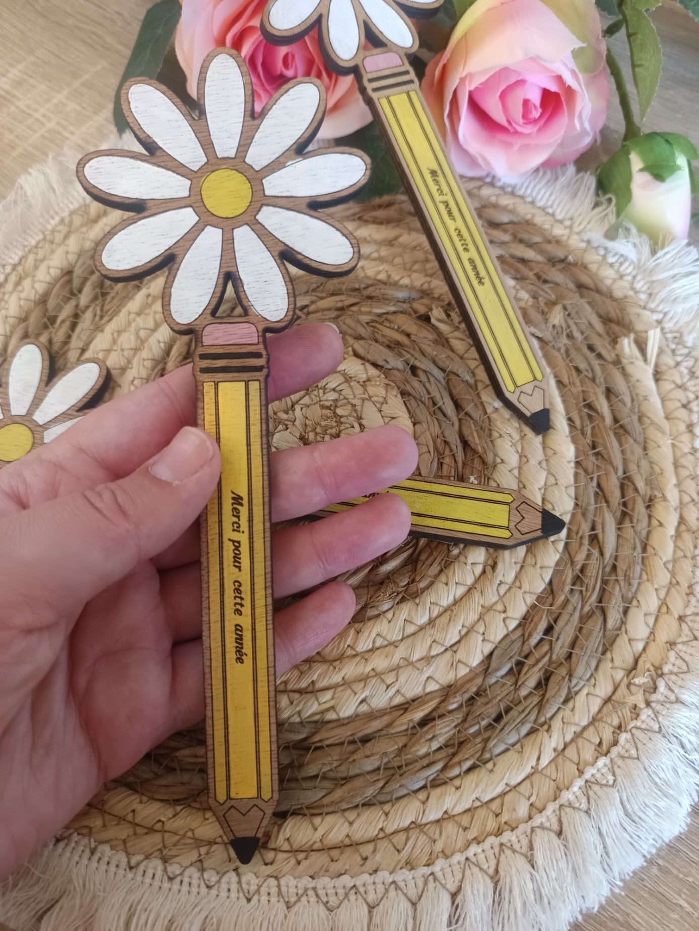 Crayon en Bois maîtresse, cadeau maîtresse, cadeau, maître, nounou, atsem, Fleur en bois gravée personnalisé, Cadeau de fin d'année scolaire